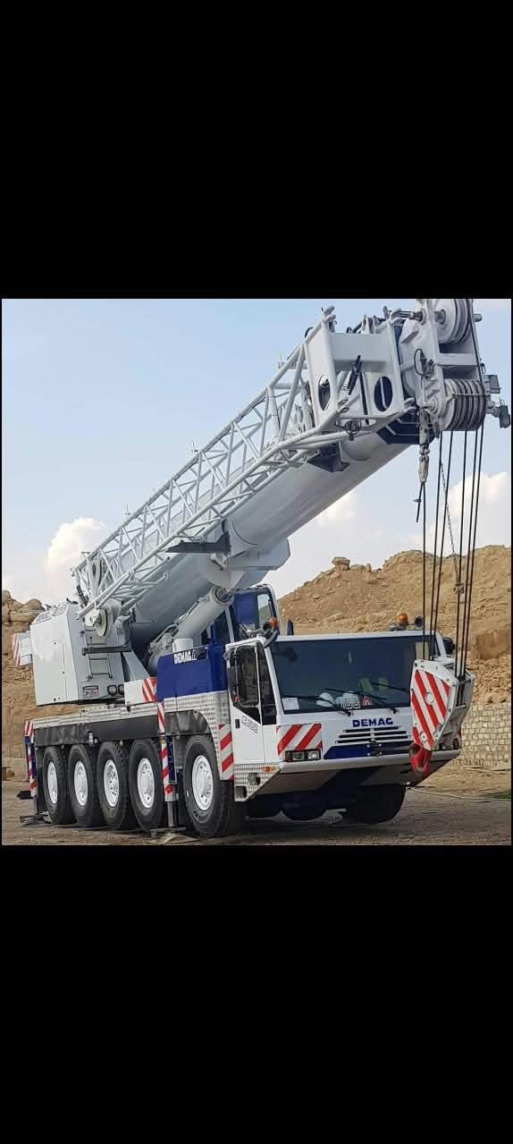 كرين مع مشغل لخدمات الرفع في الرياض